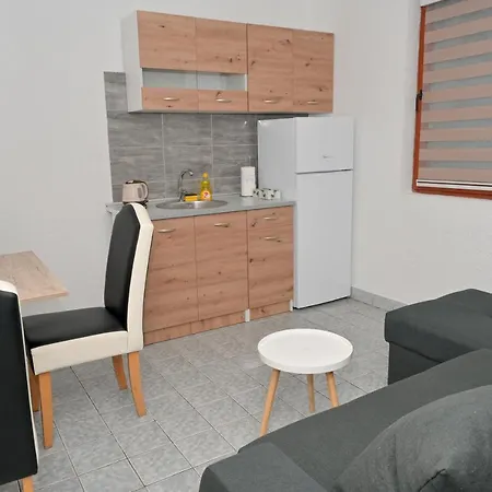 Apartment Cobras *