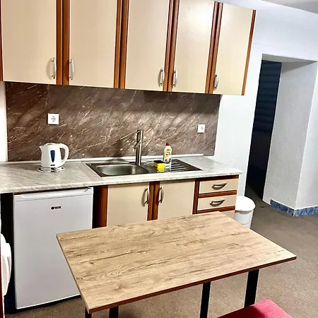 Apartment Cobras *