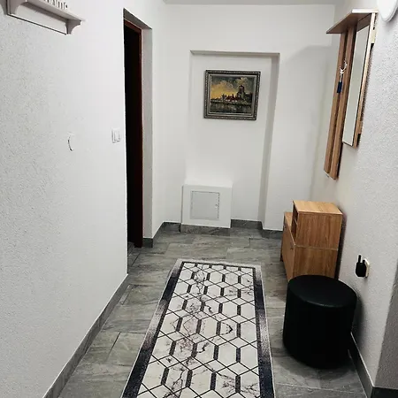 Apartment Cobras *